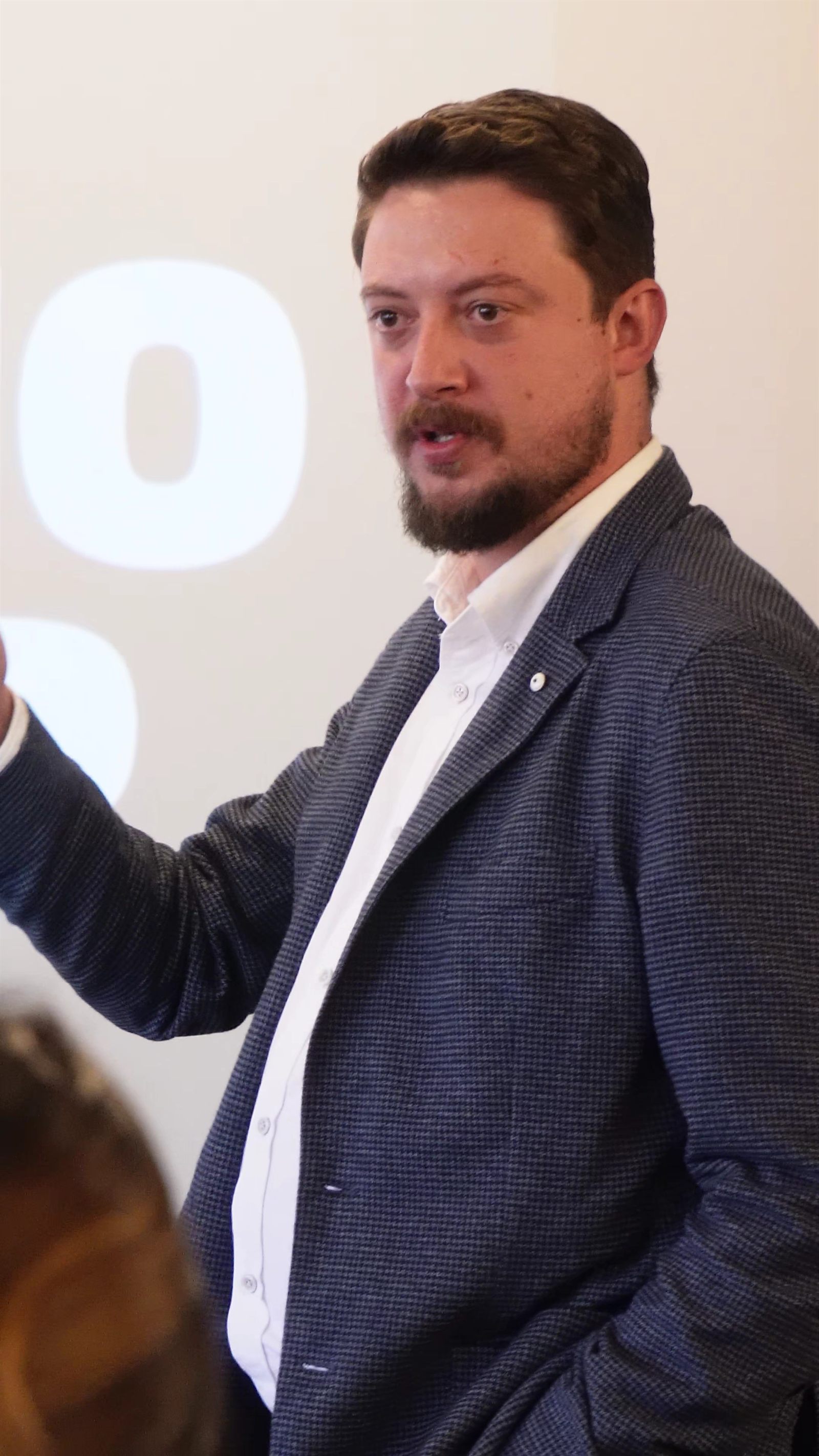 Lucas Müller em palestra para plateia