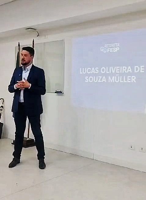 Lucas Müller palestrando na FESP